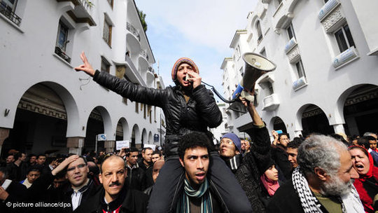 Demonstranten in Rabat fordern mehr politische Freiheiten und Rechte i Marokko; Foto: dpa