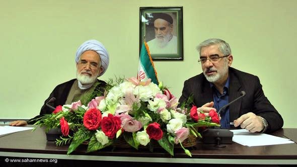 Iranische Oppositionelle Mirhosein Mussawi und Mehdi Karrubi bei einer Pressekonferenz; Foto: sahamnews/DW