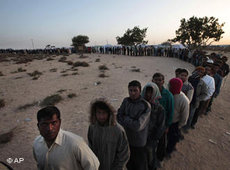 Flüchtlinge an der libysch-tunesischen Grenze; Foto: AP