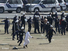Bahraini riot police chase protesters at the Pearl roundabout (photo: Hassan Ammar/AP/dapd)