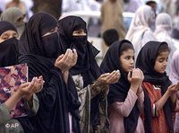Women of the Jaamat-e-Islami party are praying in 2001 in Islamabad, Pakistan (photo: AP)