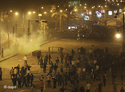 Egyptian riot police clash with anti-government protesters in Suez, Egypt (photo: dapd)