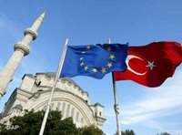 The European and the Turkish flag in front of the Hagia Sophia (photo: AP)