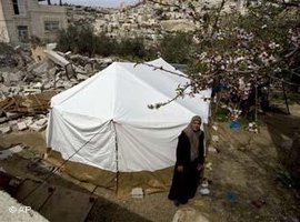 Palästinenserin vor ihrem Zelt auf einer Baustelle im Jerusalemer Stadtteil Silwan; Foto: AP