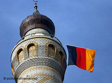 Minaret with a German national flag (photo: picture-alliance/dpa)