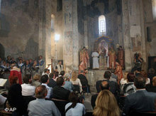 Members of the congregation at mass in the Church of the Holy Cross, Akdamar/Van (photo: AP)