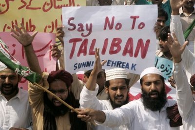 Anti-Taliban demonstrators in Pakistan (photo: AP)