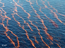 Oil spill off the Egyptian Red Sea coast of Hurghada (photo: AP) 