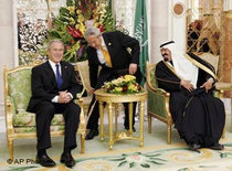 Former US president Bush and King Abdullah (photo: AP)