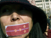 A citizen protests against press censorship (photo: DW)