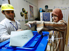Iraqi woman at the ballot box (photo: AP)