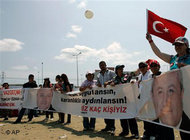Demonstration for journalist Tuncay Ozkan (photo: AP)