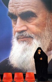 Larger-than-life Khomeini and headscarfed woman in Iran (photo: dpa)