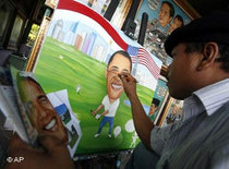 An Indonesian painter in Jakarta working on a picture of Obama (photo: AP)