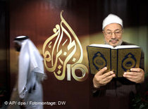 Sheikh Yusuf Al-Qaradawi next to the Al-Jazeera logo (photo: DW/dpa)