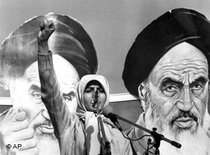 Young female student in front of images of Ayatollah Khomeini, Teheran 1979 (photo: AP)