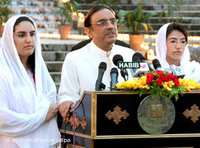 Asif Ali Zardari with his daughters Bakhtawar Zardari, left, and Asifa Zardari at a celebration dinner in Islamabad, September 2008 (photo: picture-alliance/dpa)