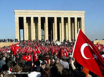 Turkish secular groups gathered for an anti-Islamist demonstration in Ankara (photo: dpa)