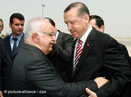 Syrian Prime Minister Mohammad Naji Otari greets his Turkish counterpart Recep Tayyip Erdogan upon his arrival at Damascus airport, Syria on 26 April 2008 (photo: dpa)