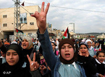 Palestinian schoolgirls demonstrate against the Israeli attacks in Gaza Strip (photo: AP)