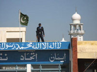 A policeman secures a school building that is being used as a polling station in Islamabad (photo: dpa)