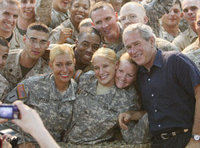 US President Bush with Soldiers (Photo: AP)