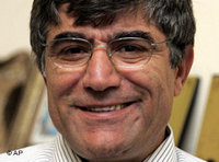 Journalist Hrant Dink smiles during an interview with The Associated Press at his office in Istanbul, Turkey, November 2006 (photo: AP)