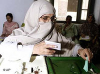 A Pakistani woman at the election ballot (photo: AP)