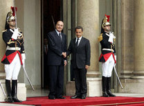 Outgoing French President Chirac, left, welcomes his successor Sarkozy at the Elysée Palace in Paris (photo: AP)
