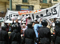 Egyptian anti-riot policemen surround opposition activists in Cairo (photo: AP)