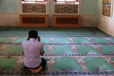 Muslim during prayer in the Juma Mosque in Baku (photo: Klaus Heymach)