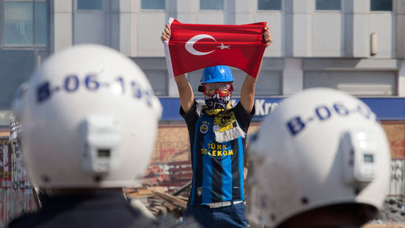 Demonstrant und Polizisten am Taksim-Platz in istanbul; Foto: dpa/picture-alliance