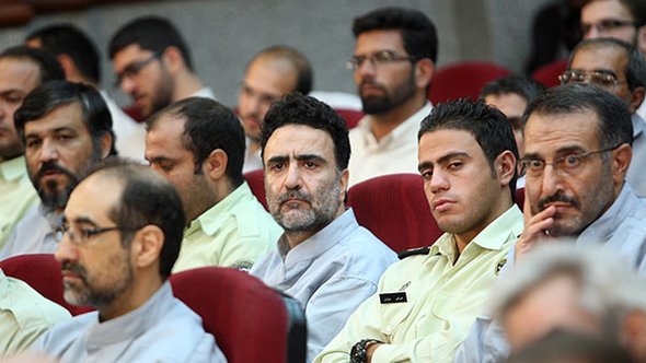Prozess gegen den Reformpolitiker Mostafa Tadjzadeh (m.) in Teheran; Foto: Fars/DW