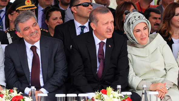 الرئيس التركي غول ورئيس الوزراء التركي إردوغان وعقيلته في حفل احتفال الجسر الثالث فوق مضيق البسفور في اسطنبول. Getty images أ ف ب