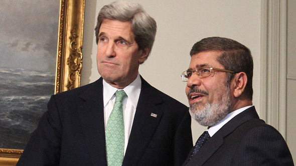 US-Außenminister Kerry trifft Ägyptens Präsident Mursi in Kairo; Foto: picture-alliance/dpa