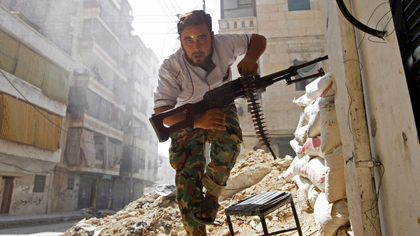 أحد الثوار المسلحين في حلب في أغسطس/ آب 2012 . رويترز