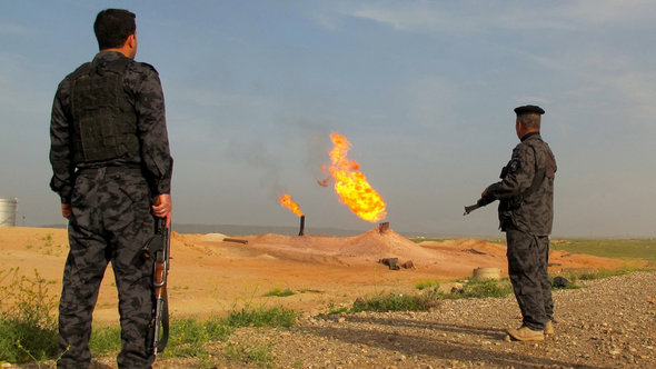 Polizisten bewachen Erdölquellen bei Kirkuk; Foto: DW/K. Zurutuza