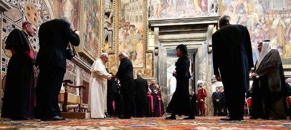 اجتماع للبابا فرانسيس في الفاتيكان مع سفراء دول العالم في 22 مارس/ آذار. رويترز