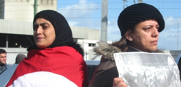 Zwei Frauen protestieren auf der Beerdigung von Belaid, Foto: Khaled Ben Belgacem/DW
