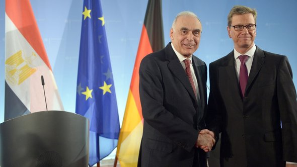 Außenminister Guido Westerwelle (r, FDP) und der ägyptische Außenminister Kamel Amr geben sich am 29.11.2012 im Auswärtigen Amt in Berlin; Foto: dpa