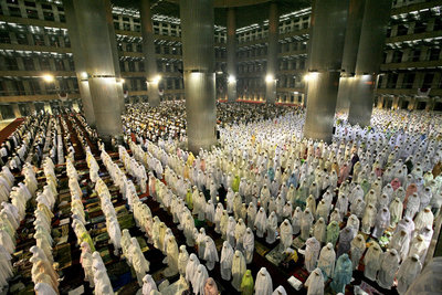A mosque full of Muslims (photo: AP)