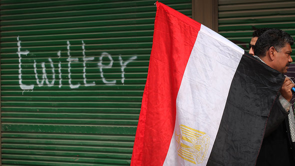 Aufschrift Twitter an einem Laden nahe dem Tahrir-Platz in Kairo im Februar 2011; Foto: Peter Macdiarmid/Getty Images