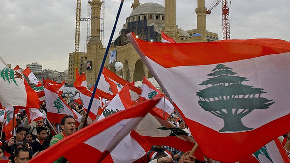 Libanesische Demonstranten feiern den Sturz der Regierung auf Beiruts Märtyrerplatz, März 2005; Foto: EPA/Nabil Mounzer