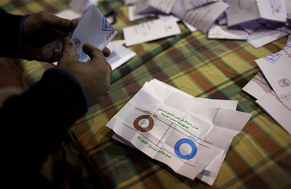 Auszählung der Stimmen in einem Wahllokal in Kairo; Foto: AP