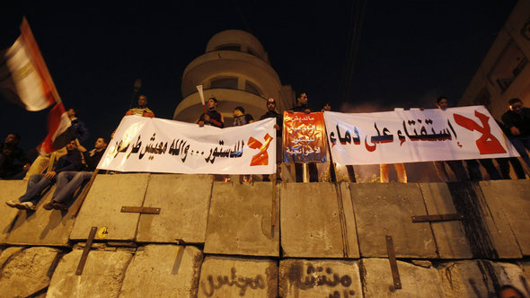 Gegener der neuen Verfassung vro dem Präsidentenpalast in Kairo; Foto: Reuters