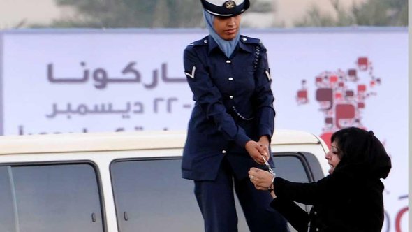 Verhaftung von Zaynab al-Khawaja im Dezember 2011; Foto: EPA/Mazen Mahdi