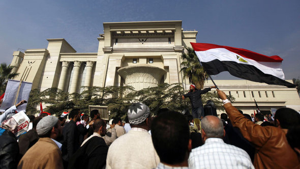 Demonstration von Muslimbrüdern vor dem Verfassungsgericht in Kairo; Foto: Reuters