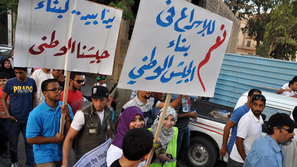 Demonstration gegen bewaffnete Milizen in Bengasi; Foto: DW