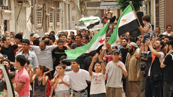 Demonstration gegen das Assad-Regime im zentralsyrischen Homs; Foto: dapd