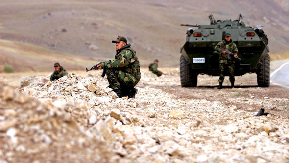 Türkische Soldaten patroullieren in den kurdischen Gebieten; Foto: dpa